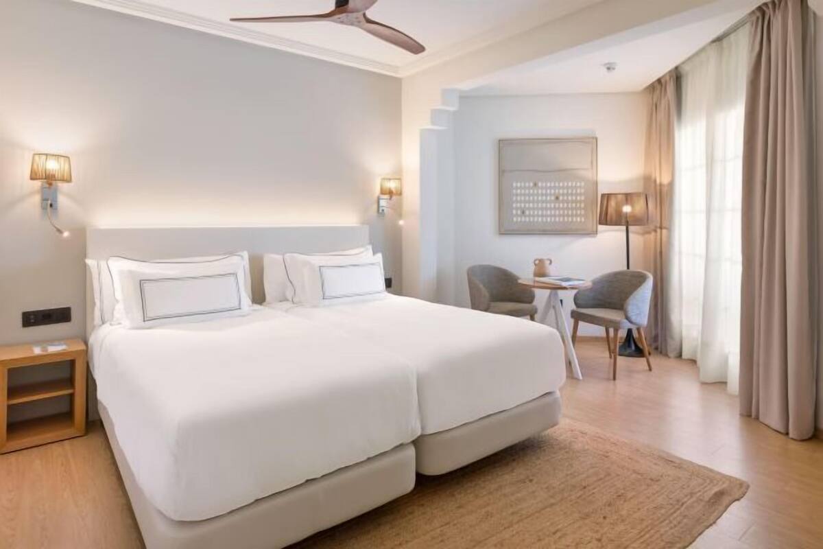 Een minibar, een kluis op de kamer, verduisterende gordijnen