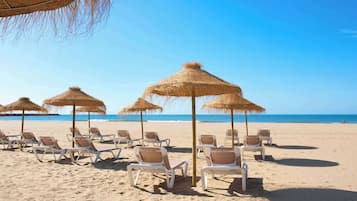 Accommodatie ligt op het strand, ligstoelen, parasols, strandlakens