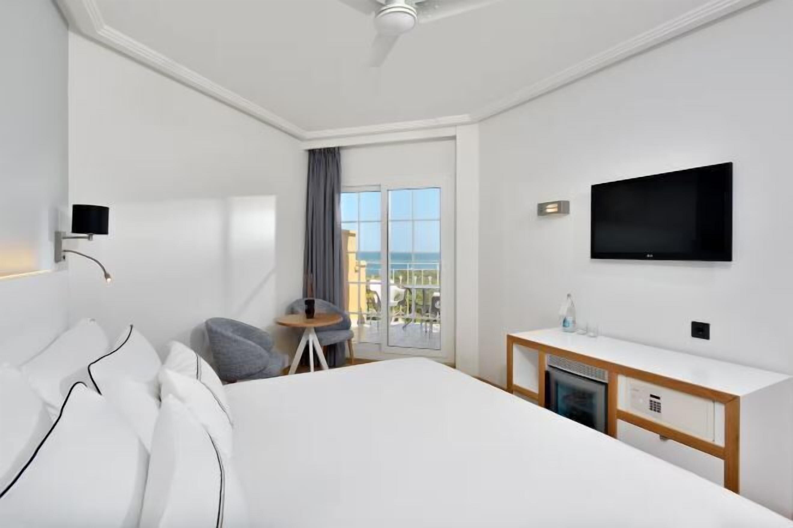 Minibar, Zimmersafe, Verdunkelungsvorhänge, schallisolierte Zimmer