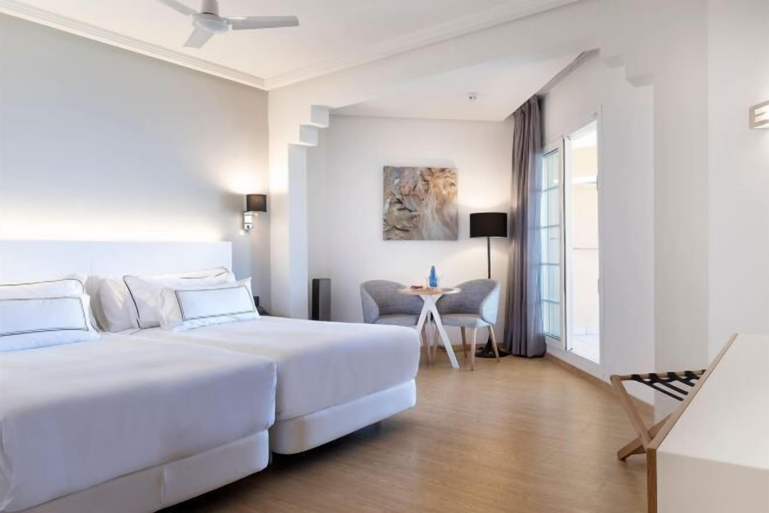 Minibar, coffres-forts dans les chambres, rideaux occultants