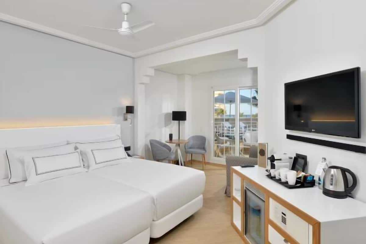 Frigobar, cofres nos quartos, cortinas blackout, quartos à prova de som