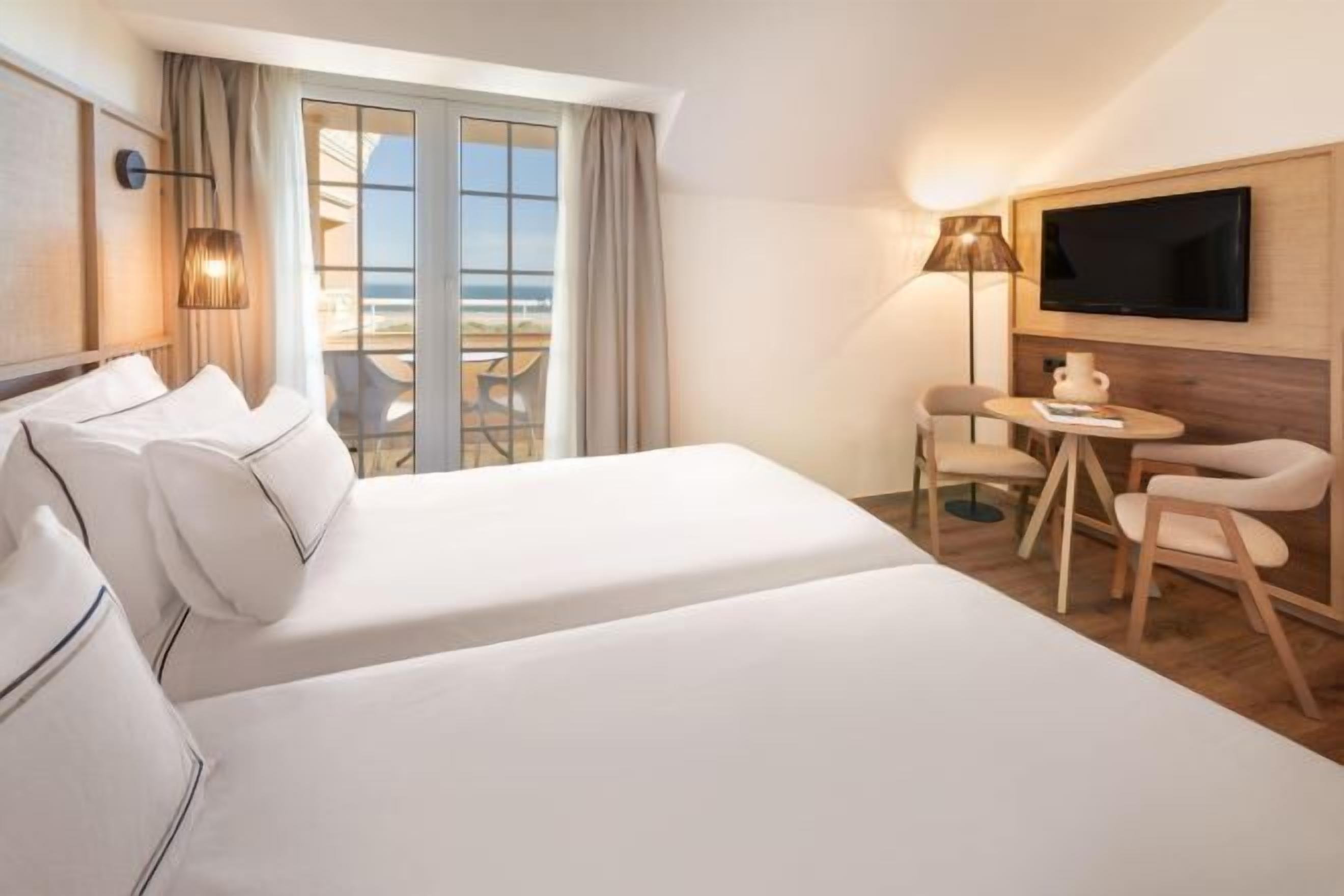 Minibar, coffres-forts dans les chambres, rideaux occultants