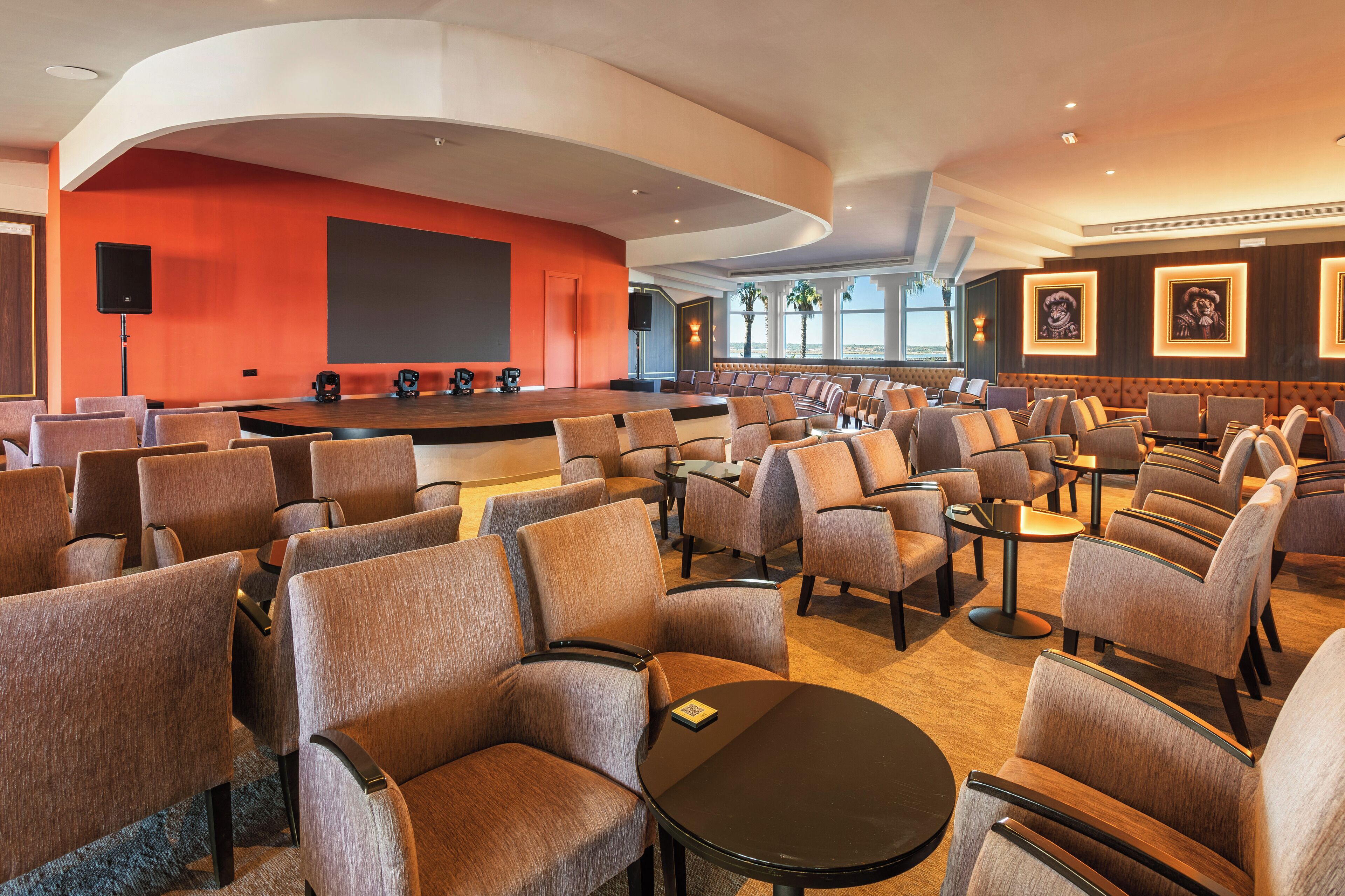 3 bars/lounges, lobby lounge