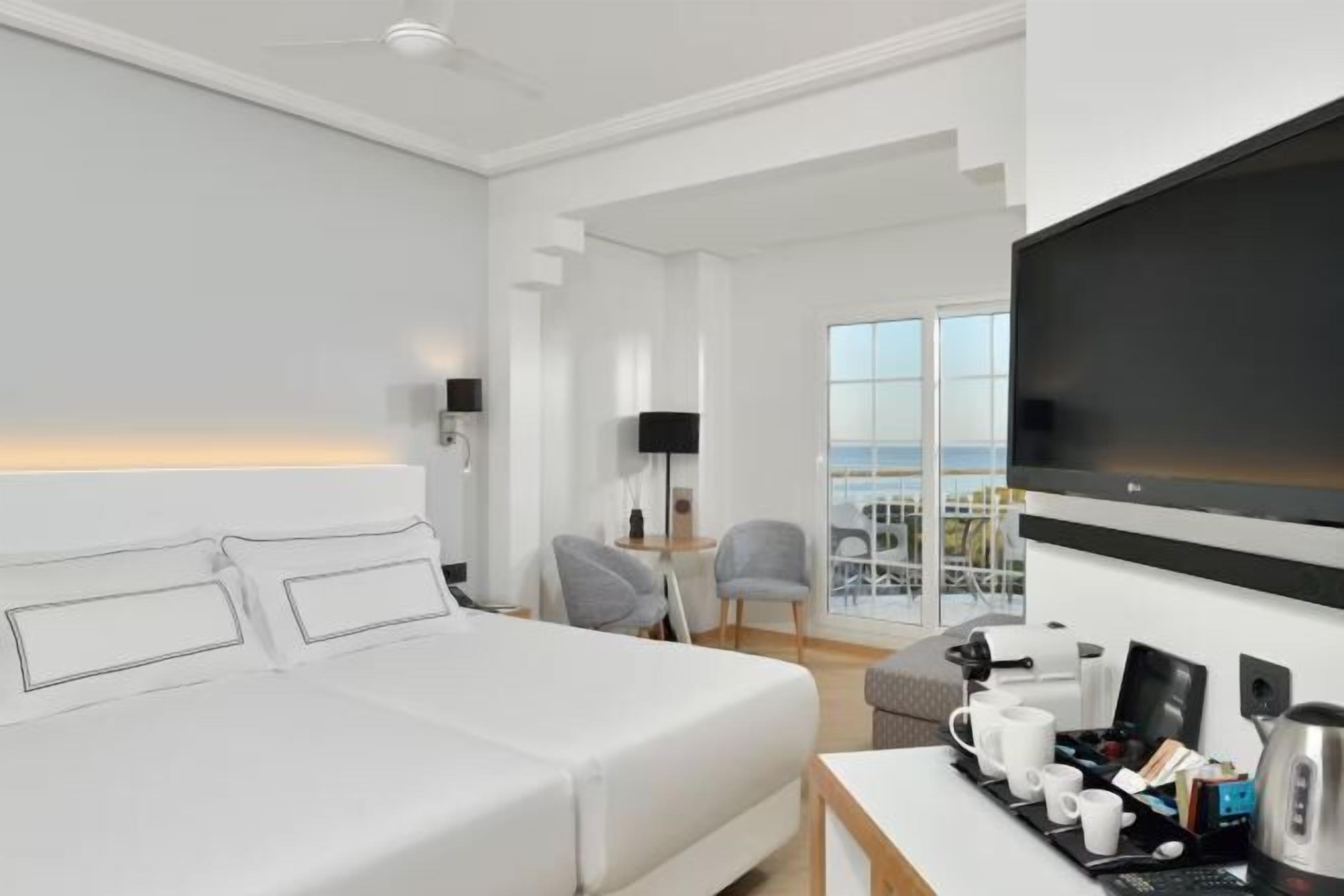 Minibar, Zimmersafe, Verdunkelungsvorhänge, schallisolierte Zimmer