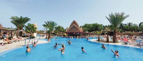 2 piscines extérieures, parasols de plage, chaises longues