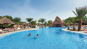 2 piscines extérieures, parasols de plage, chaises longues