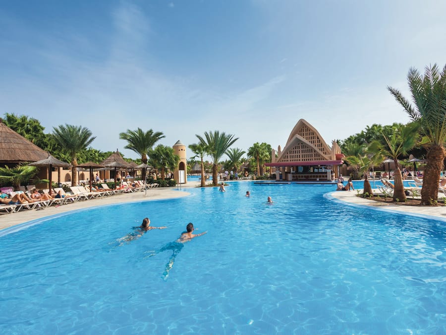 2 buitenzwembaden, parasols voor strand/zwembad