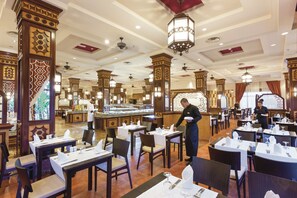 4 restoran; melayani sarapan, makan siang, dan makan malam