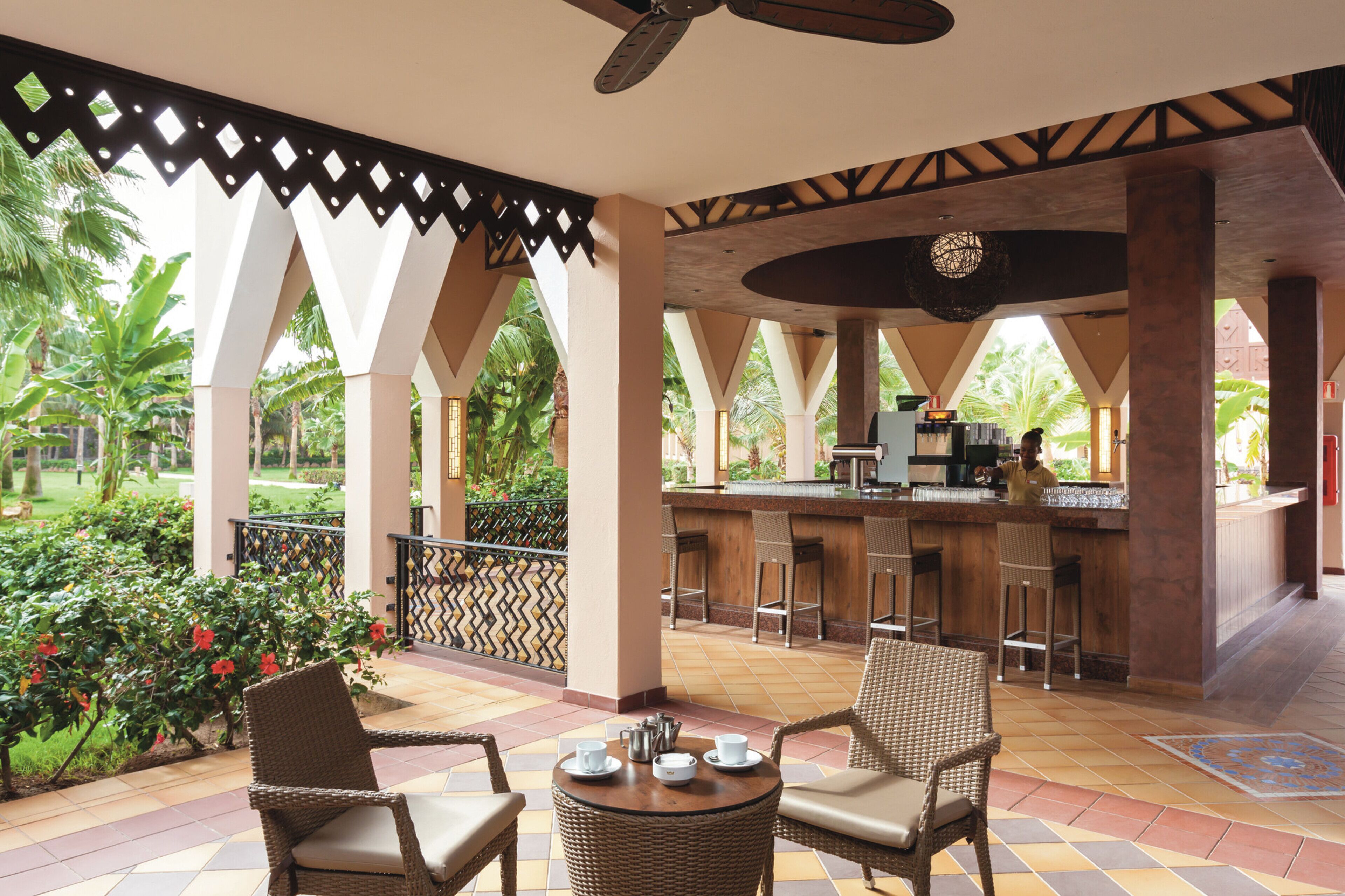 4 间餐厅，供应早餐、午餐和晚餐，亚洲菜