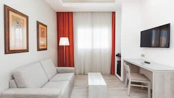 Suite, balkon | Een minibar met enkele gratis items, een kluis op de kamer, gratis wifi