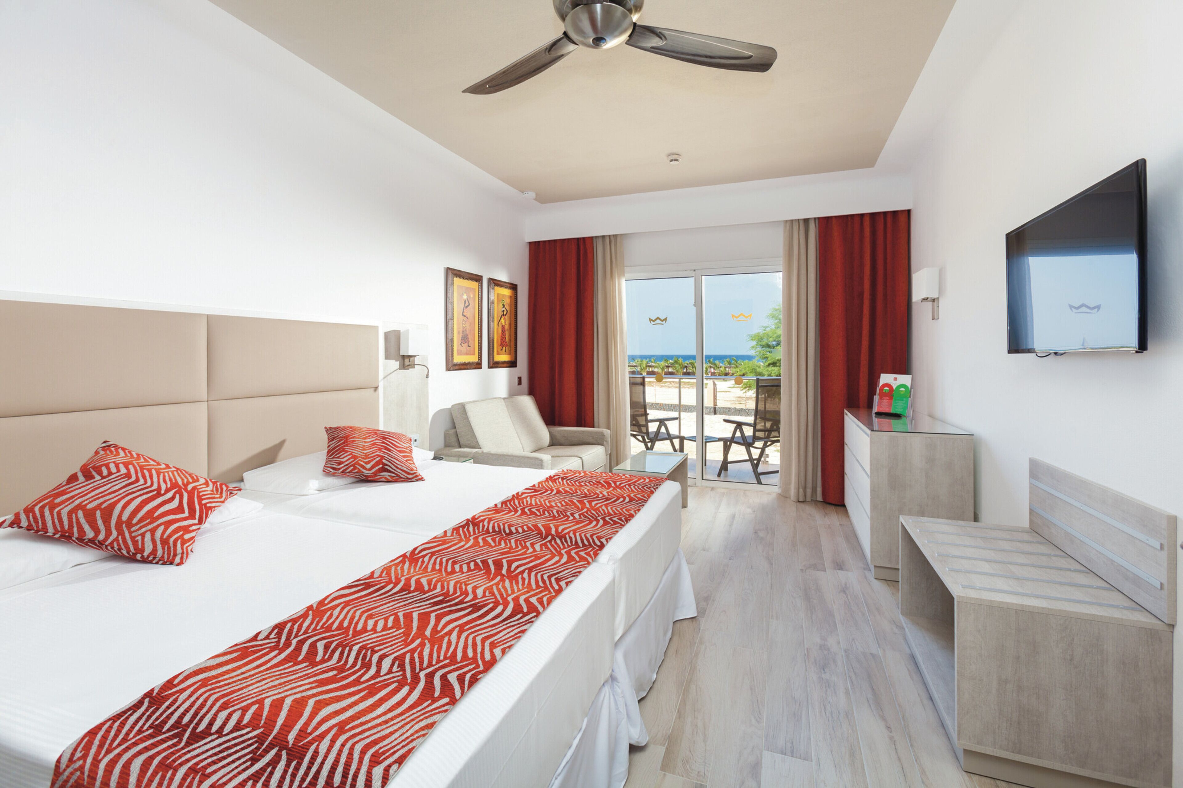 Free minibar items, in-room safe, free WiFi, bed sheets