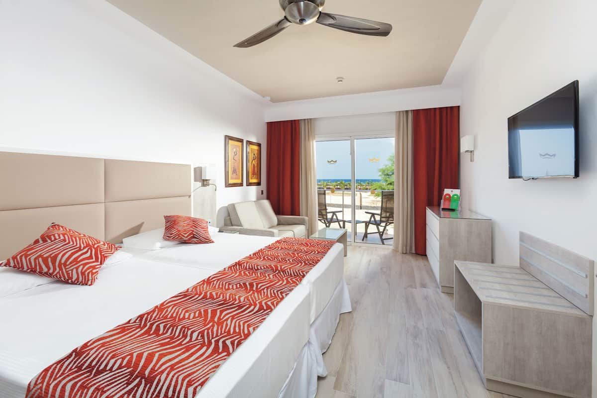 Minibar (some free items), in-room safe, WiFi (free), bed sheets