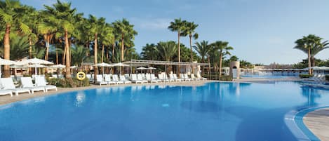 2 utendørsbassenger, bassengparasoller og solsenger