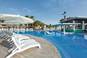 2 piscinas al aire libre, sombrillas, sillones reclinables de piscina
