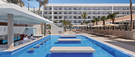 Abre todos los días (con mesas al aire libre)