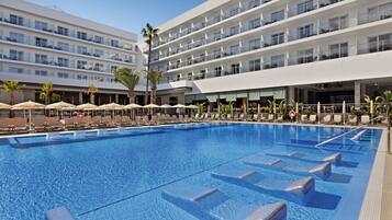 3 outdoor pools, pool umbrellas, sun loungers