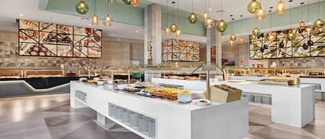 2 restaurants, serveren ontbijt, lokale en internationale gerechten