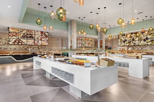 2 restaurants servant le déjeuner, le dîner et le souper