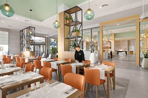 2 restaurants, spécialités Cuisine locale et internationale