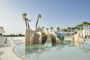 Seasonal outdoor pool, pool umbrellas, pool loungers - Iberostar Waves Cala Domingos -All Inclusive (Manacor)
