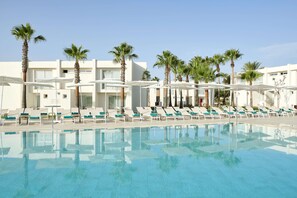Una piscina al aire libre de temporada, sombrillas