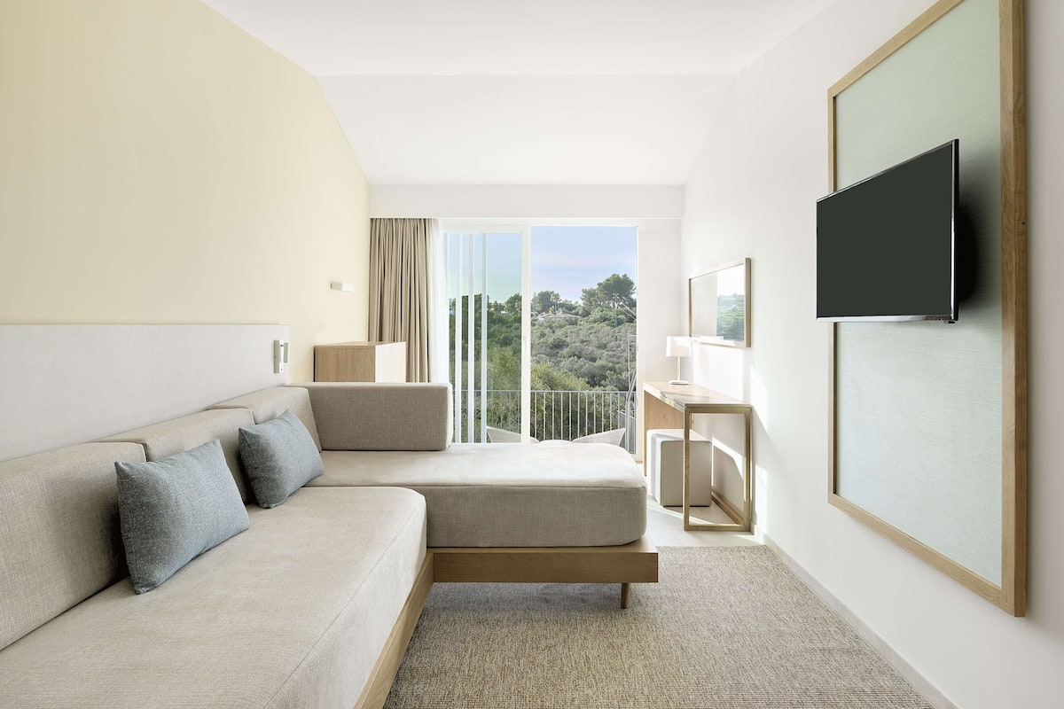 1 bedroom, minibar, individually decorated, individually furnished