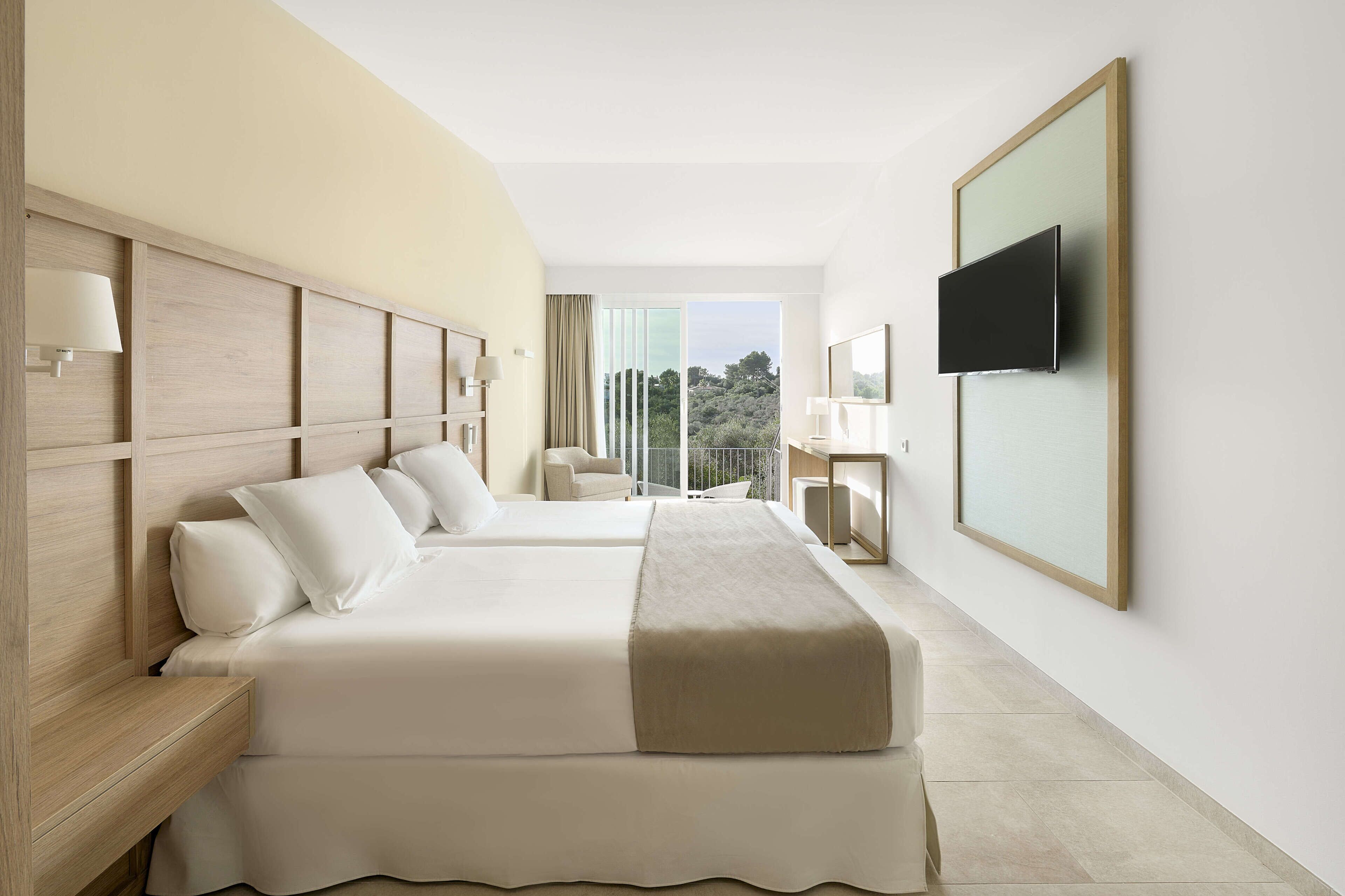 minibar, individually decorated, individually furnished, desk