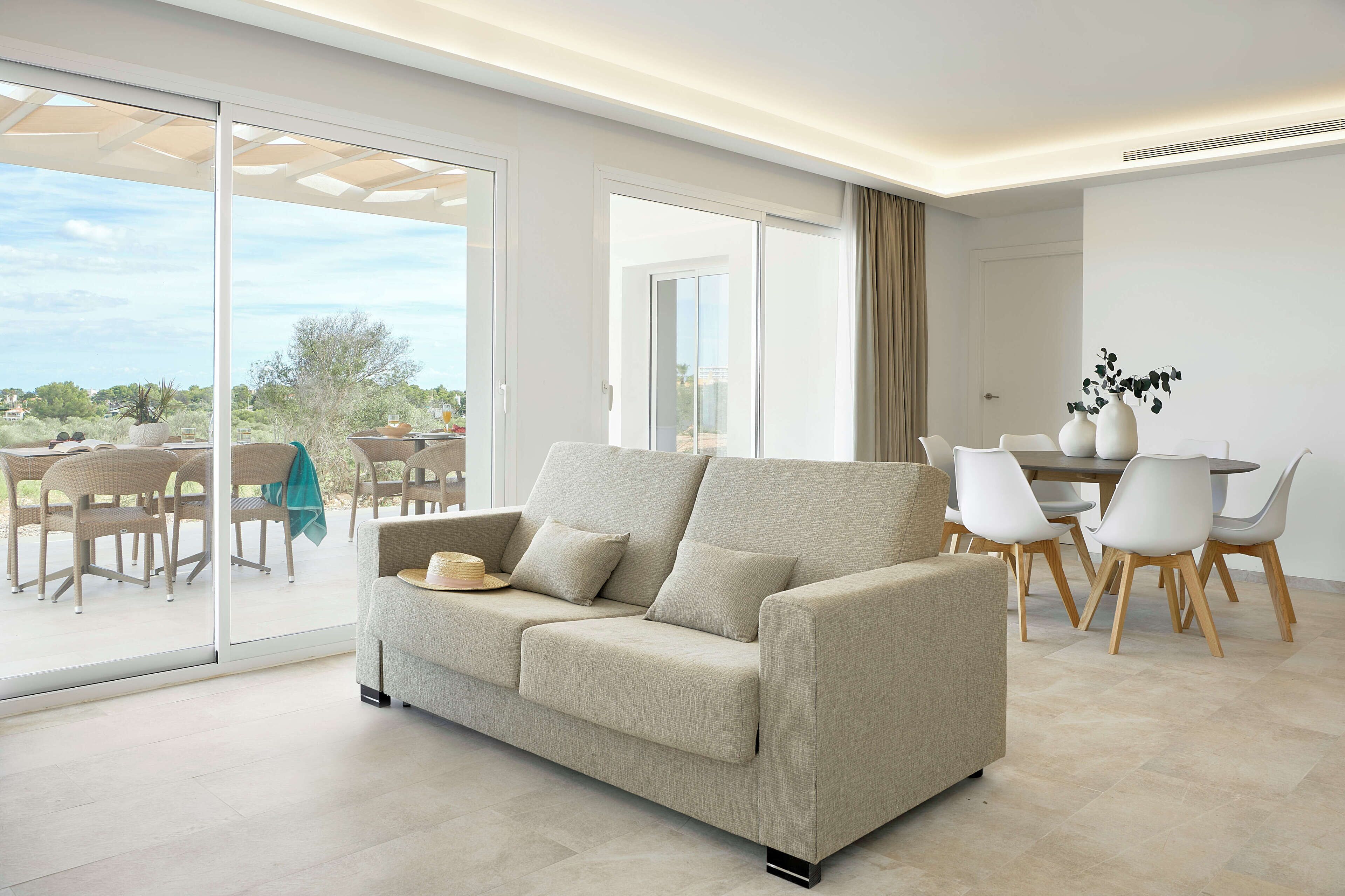 Minibar, individuell dekoriert, individuell eingerichtet, Schreibtisch