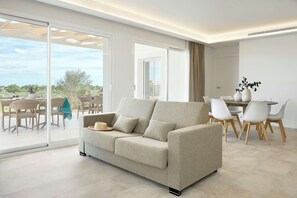 มินิบาร์, ห้องพักตกแต่งอย่างมีเอกลักษณ์, ตกแต่งพิเศษโดยเฉพาะ, โต๊ะทำงาน