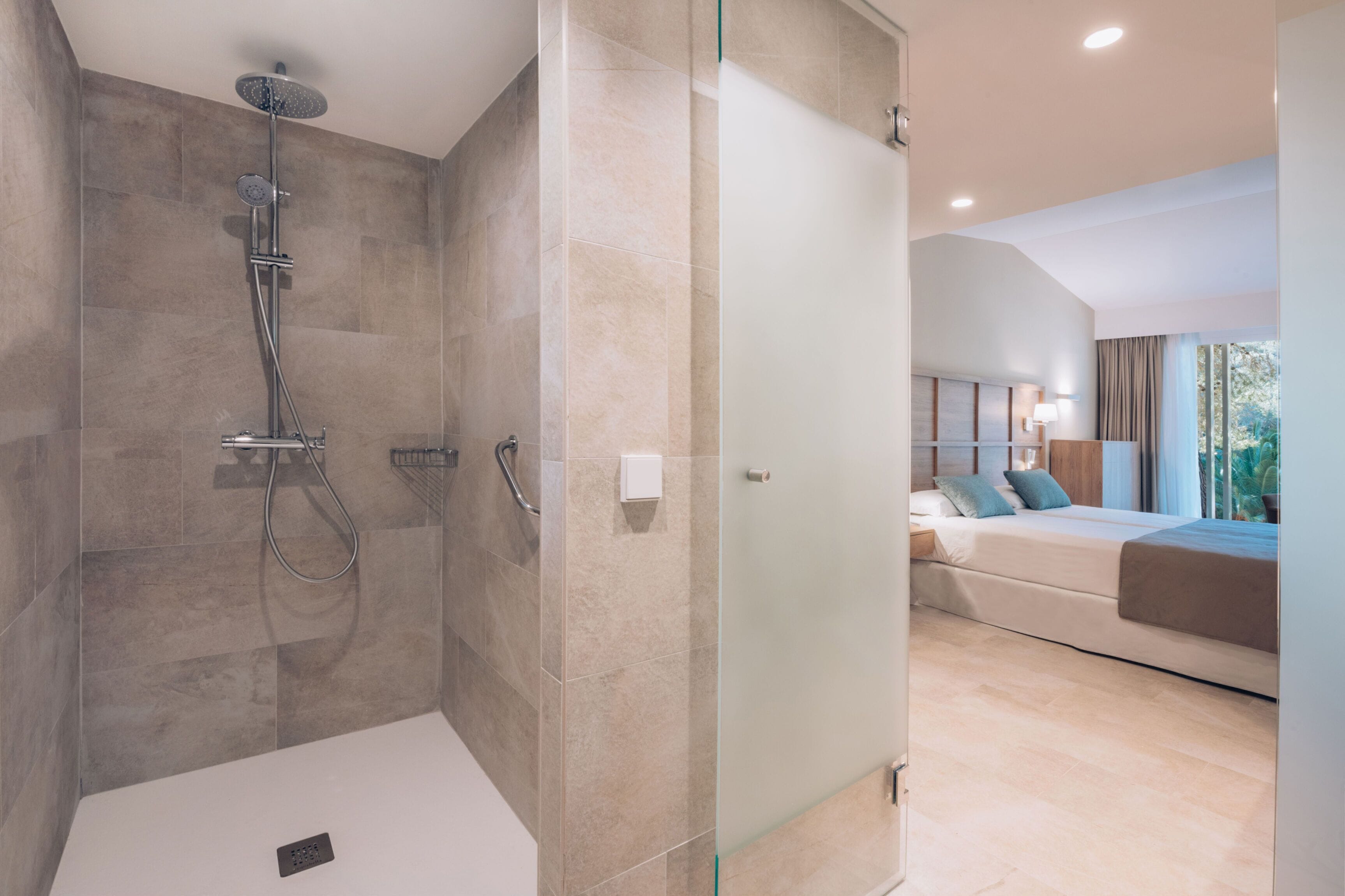 minibar, individually decorated, individually furnished, desk