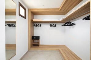 Suite, balkon | Een kluis op de kamer, gratis wifi, beddengoed