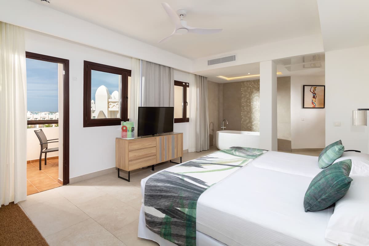 Suite, balcone | 1 camera, una cassaforte in camera, Wi-Fi gratuito, lenzuola
