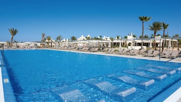 5 piscine all'aperto, ombrelloni da piscina, lettini