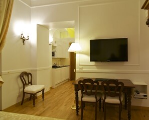 Family Quadruple Room | Living area | 32-inch flat-screen TV with satellite channels, TV, DVD player - InternoRoma (Rome)