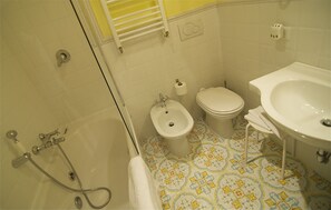 Rainfall showerhead, free toiletries, hair dryer, bidet - InternoRoma (Rome)