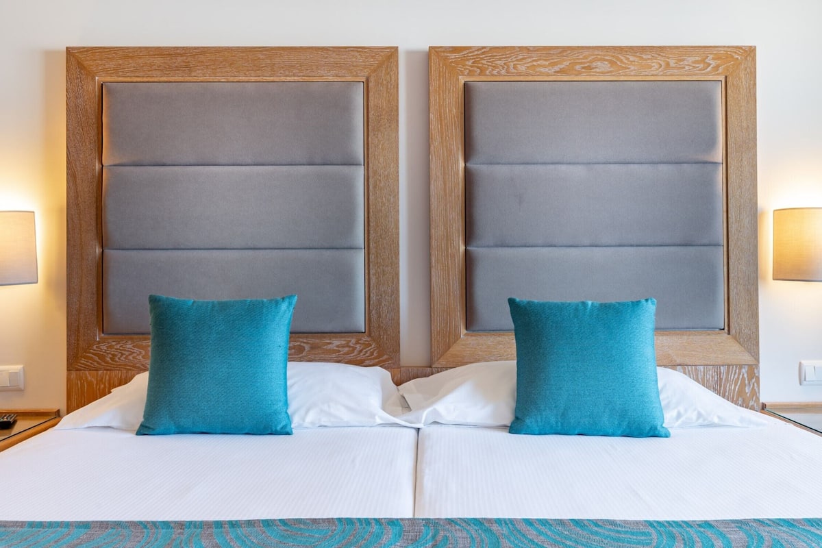 basic twin room | 1 bedroom, in-room safe, bed sheets