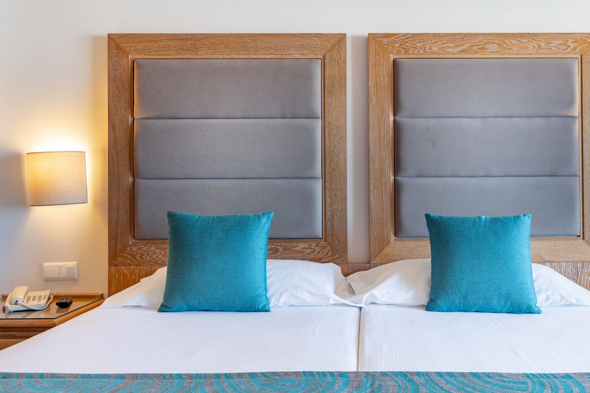 Basic Twin Room | 1 bedroom, in-room safe, bed sheets