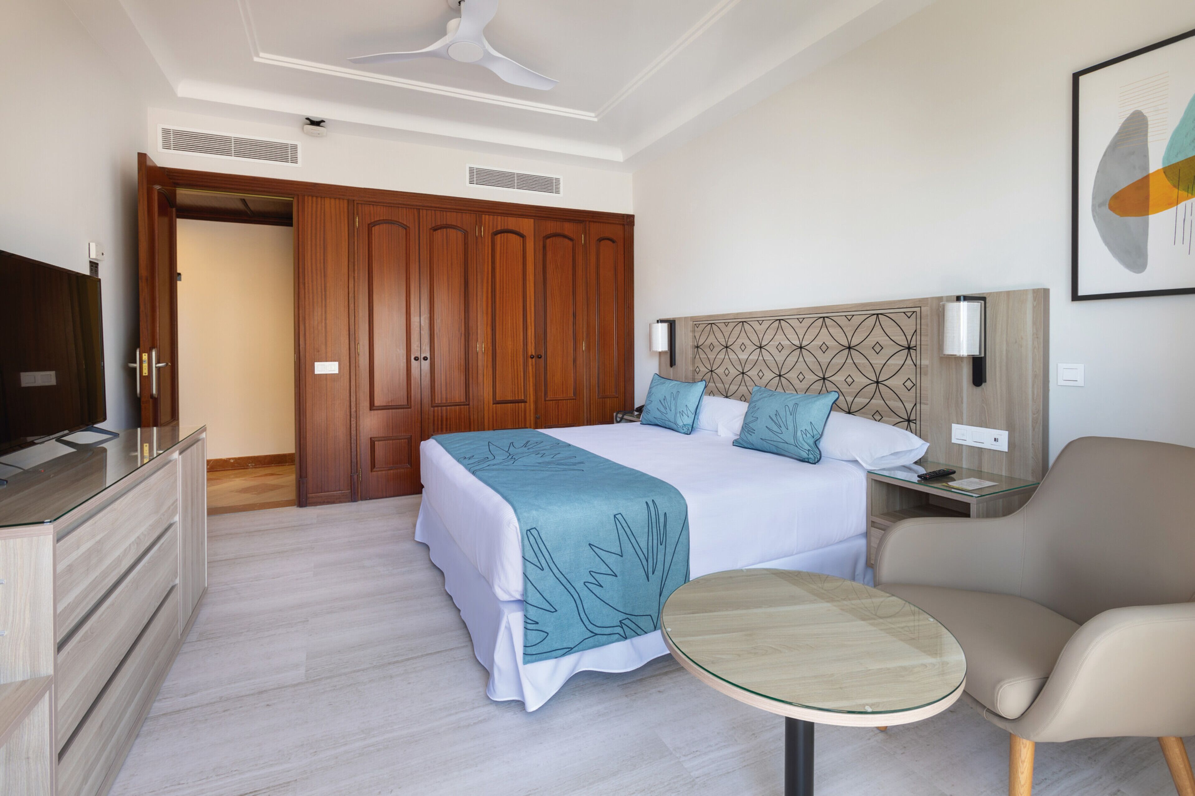 single room, balcony | in-room safe, free cots/infant beds, free wifi, bed sheets