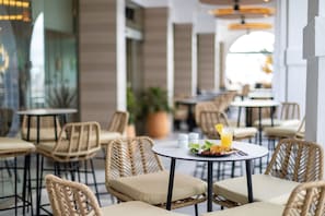 Poolside bar - Hotel Riu Madeira - All Inclusive (Santa Cruz)