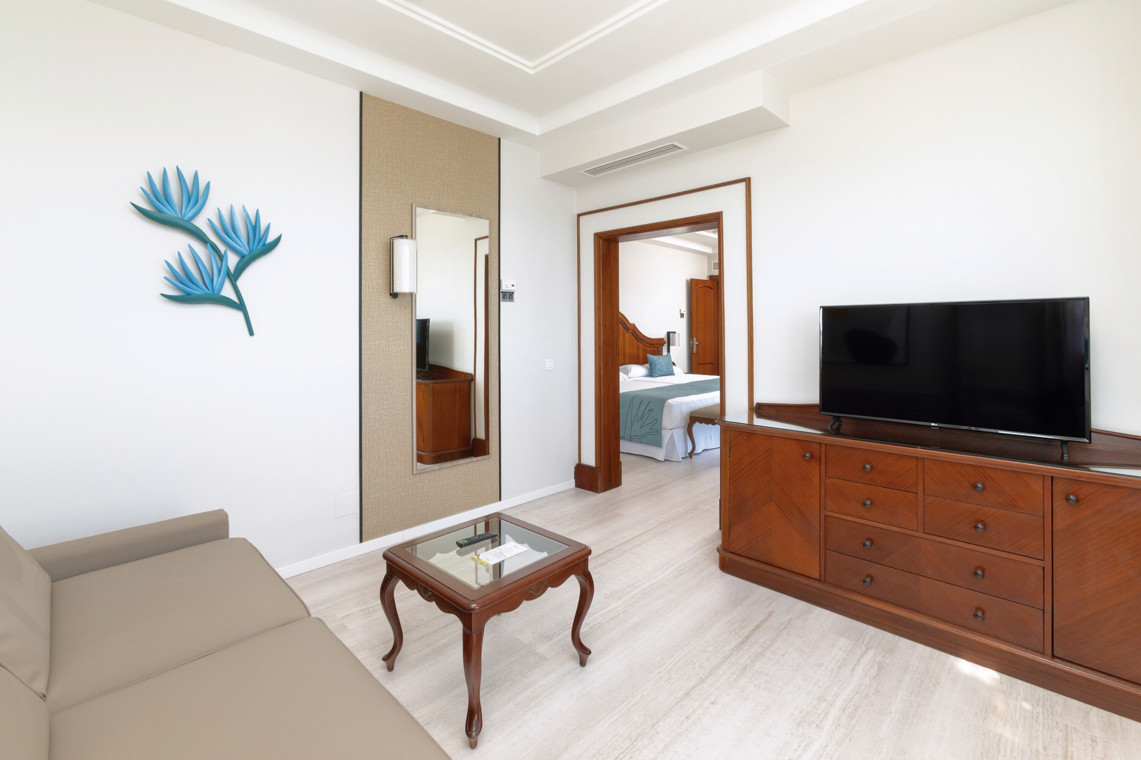 junior suite, balcony | living area | flat-screen tv