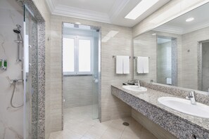 Suite Junior, balcon | Salle de bain | Douche, articles de toilette écologiques, séchoir à cheveux