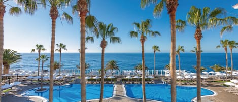 Una piscina cubierta, 2 piscinas al aire libre, sombrillas, tumbonas