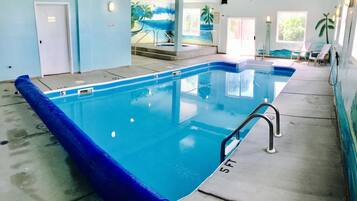 Innenpool, geöffnet von 08:00 Uhr bis 22:00 Uhr, Liegestühle