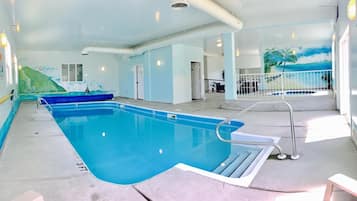 Inomhuspool med öppettider 08.00 till 22.00, och solstolar
