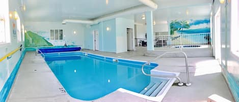 Innenpool, geöffnet von 08:00 Uhr bis 22:00 Uhr, Liegestühle