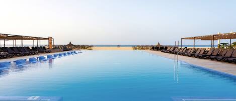 6 outdoor pools, pool umbrellas, sun loungers