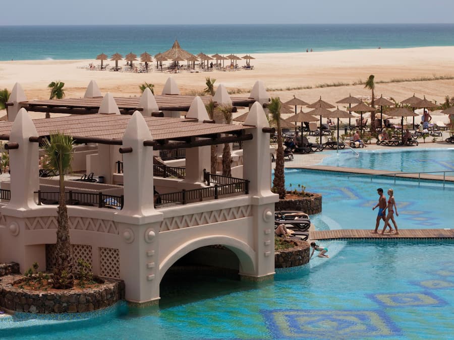 6 utendørsbassenger, bassengparasoller og solsenger