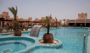 6 outdoor pools, pool umbrellas, pool loungers - Hotel Riu Touareg - All Inclusive (Boa Vista)
