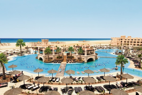 6 outdoor pools, pool umbrellas, sun loungers