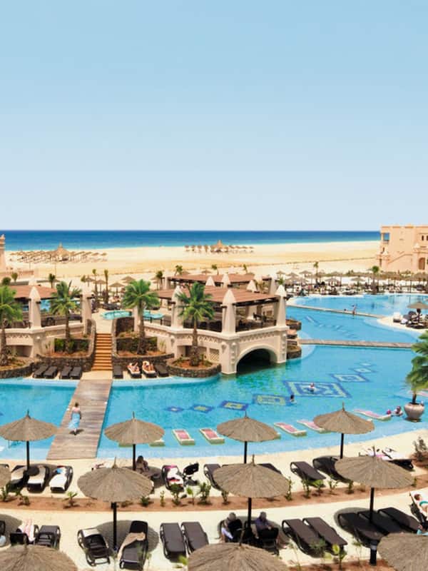 6 outdoor pools, pool umbrellas, sun loungers